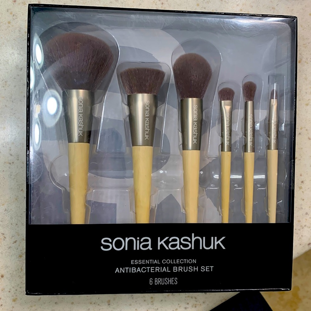 Makeup brushes